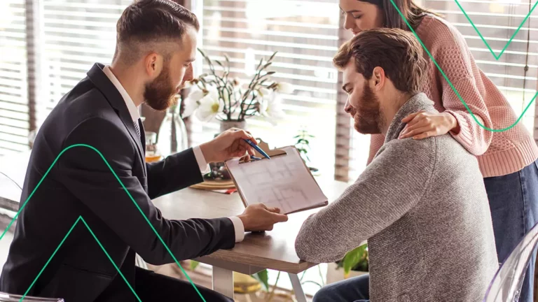 Empreendedor explicando para os funcionários o que é Cross Selling