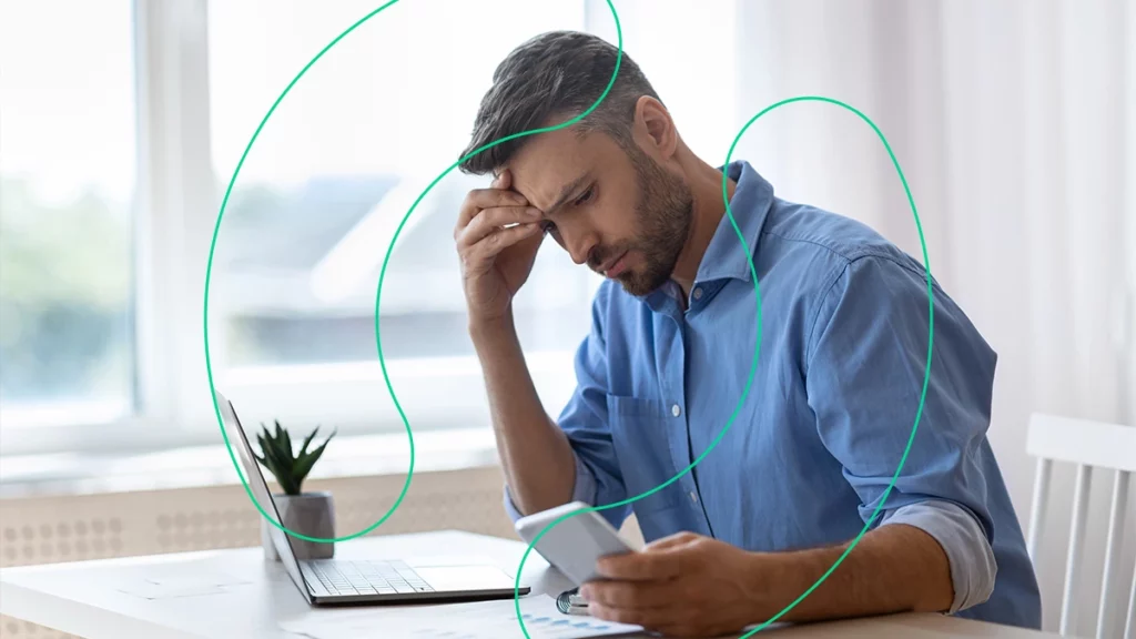 Empreendedor pensativo com a mão na cabeça