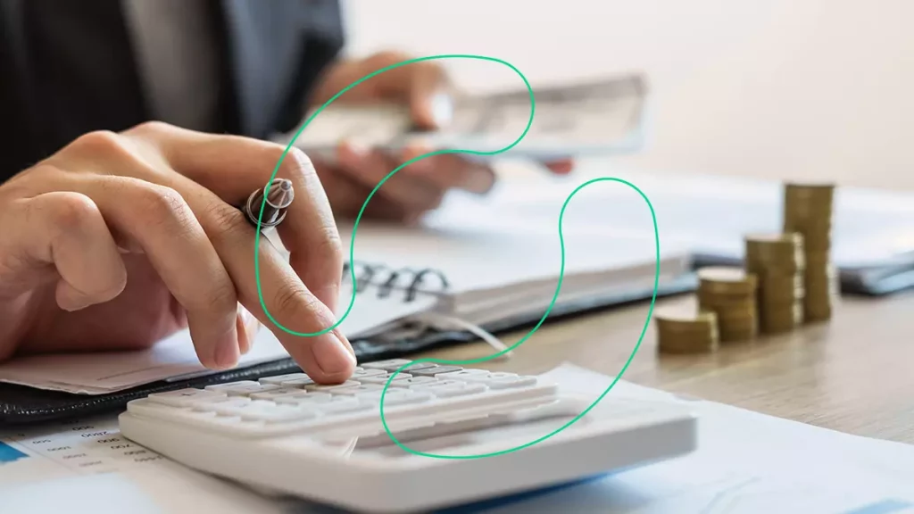 Contador fazendo o cálculo do capital social de uma empresa