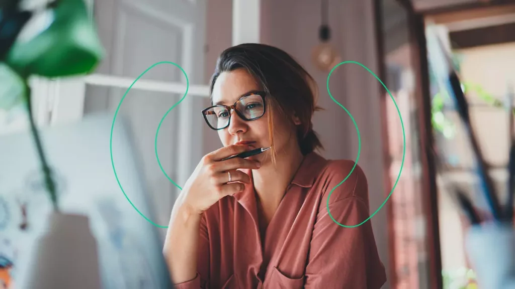 Empreendedora lendo no computador sobre a emissão do cartão CNPJ