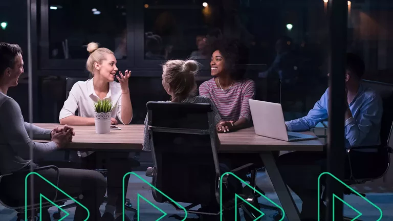 Pessoas de uma Microempresa conversando em uma sala de reunião