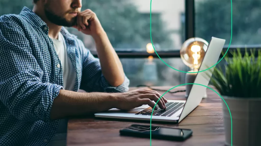 Empreendedor preenchendo a nota de serviço no software ERP Bling