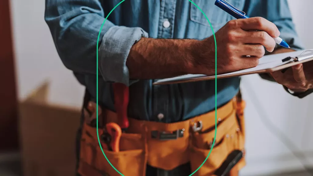 Empreendedor fazendo uma ordem de serviço manualmente