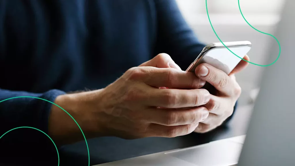 Empreendedor lendo no celular sobre o que é RPA