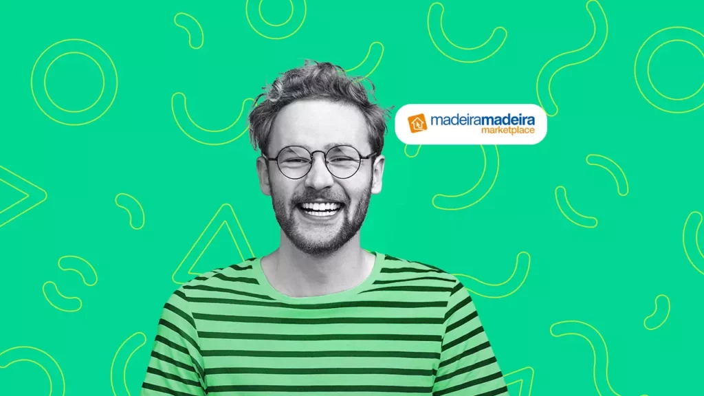 Homem sorrindo contente para a câmera, com o logotipo do marketplace Madeira Madeira ao lado do seu rosto