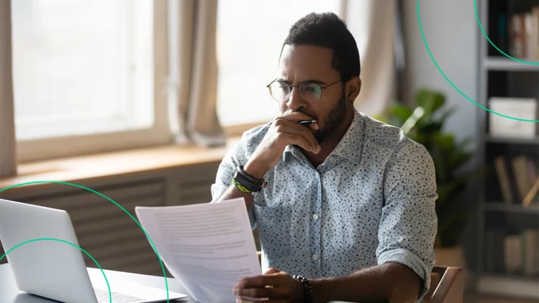 Empreendedor com expressão de foco, calculando o desconto em seus produtos