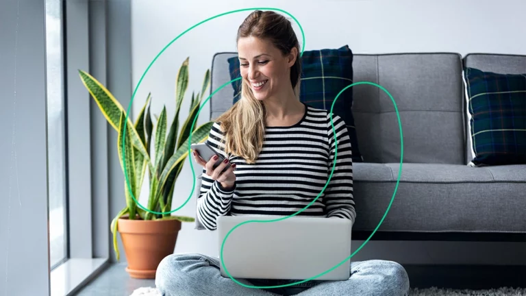 Empreendedora solicitando uma Certidão Negativa de Débito através do computador