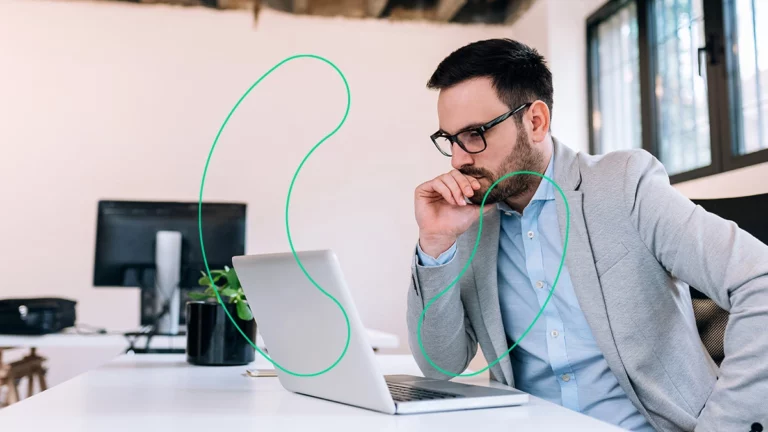 Empreendedor lendo no computador sobre o CFOP 5101