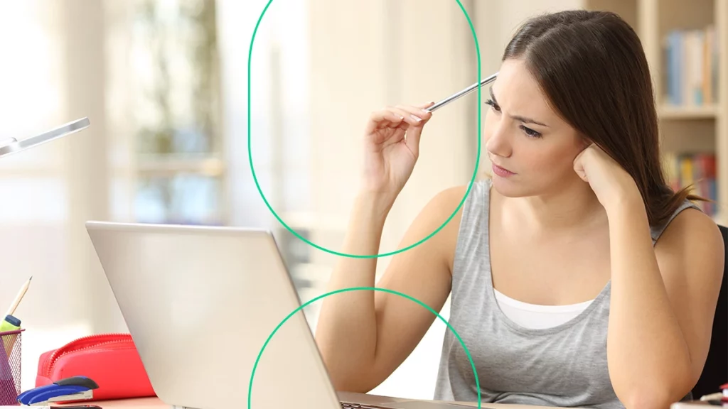 Empreendedora com lápis na mão, com dúvida sobre o cest