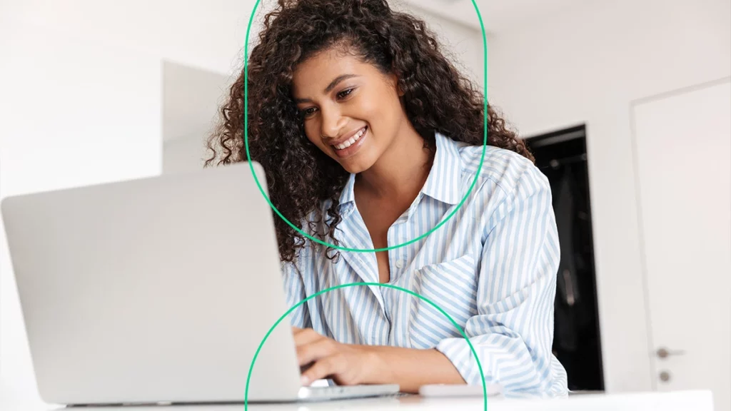 Empreendedora lendo no computador sobre o CMV