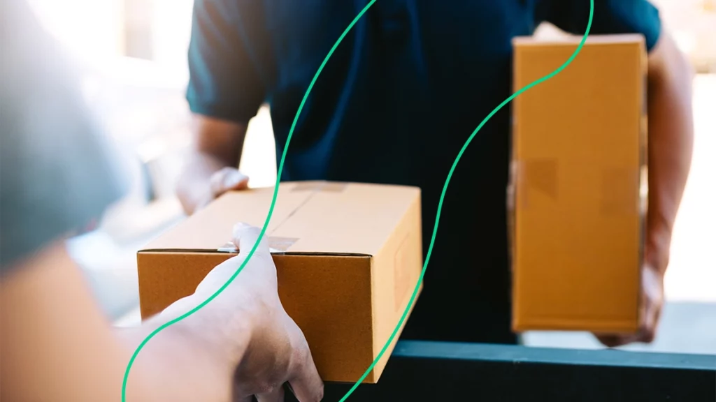 Empreendedor entregando o produto nos Correios com a Declaração de Conteúdo