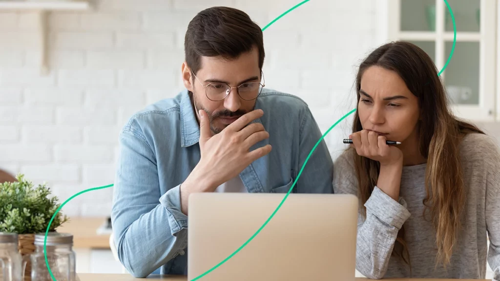 Um empreendedor e uma empreendedora lendo sobre o que é difal