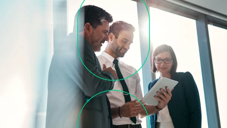 Três empreendedores lendo sobre o que é dissídio