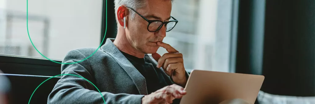 Empreendedor lendo sobre a emissão de nota fiscal online