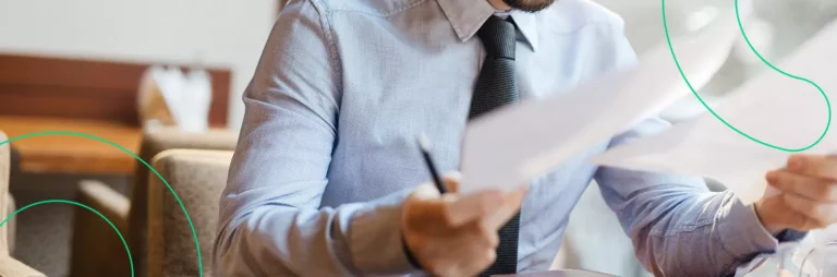 Homem de negócios comparando documentos, notas fiscais