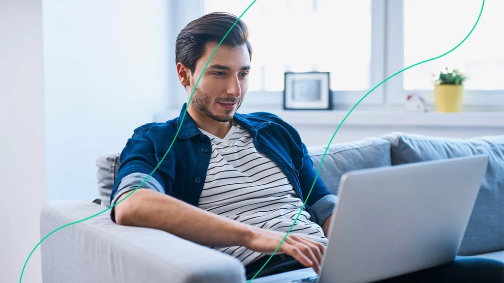 Empreendedor lendo sobre o IRPJ no computador