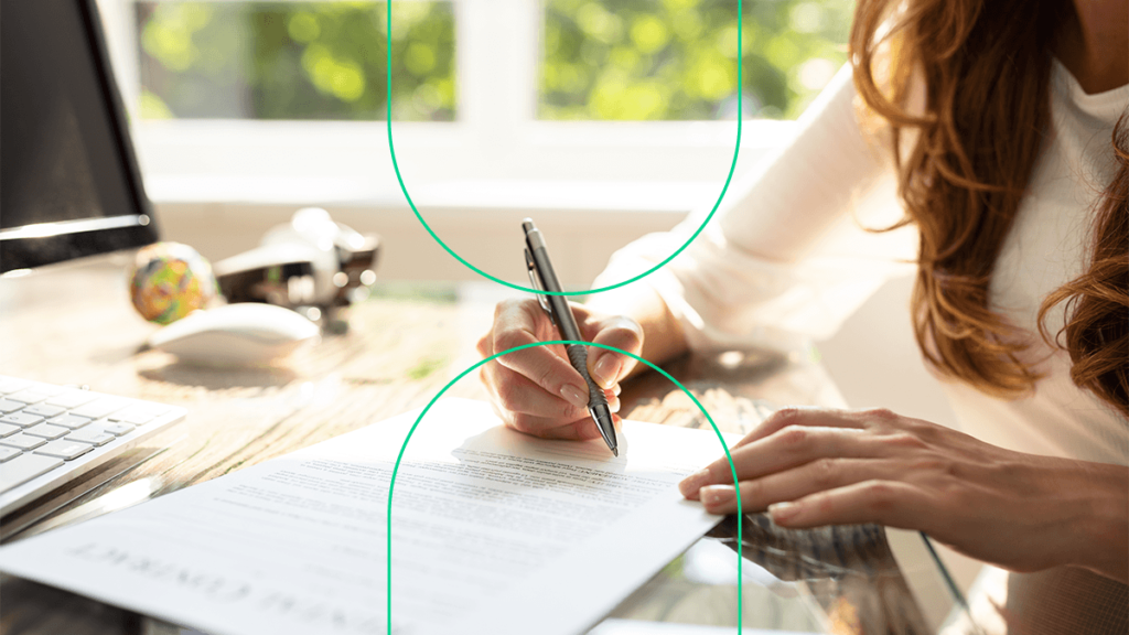 Mulher assinando o seu registro de marca