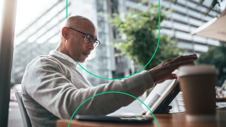 Empreendedor lendo um livro sobre arte da guerra