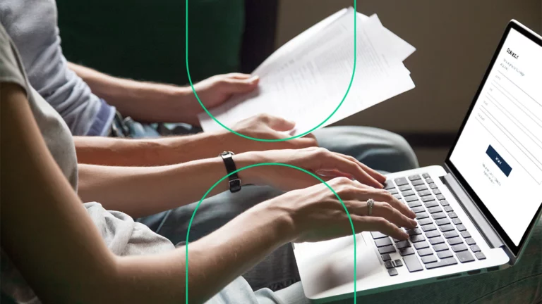 Pessoas digitando através do computador os dados na área de checkout de uma loja online