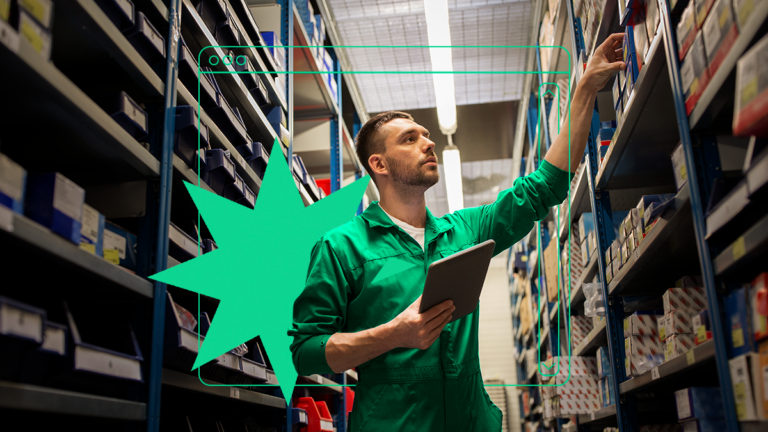 Homem pensando em estratégia de upselling