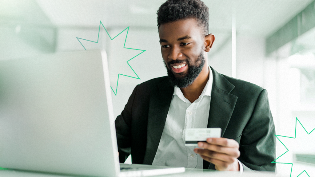 Homem tendo uma boa experiência de compra