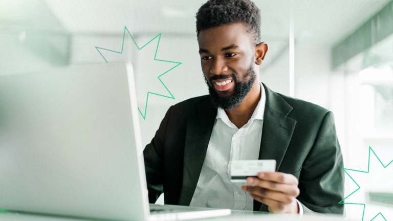 Homem tendo uma boa experiência de compra