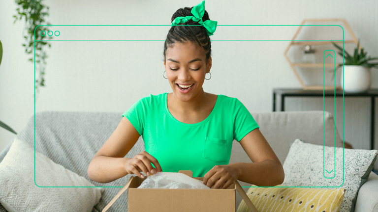 mulher abrindo caixa da sua empresa que utiliza um erp