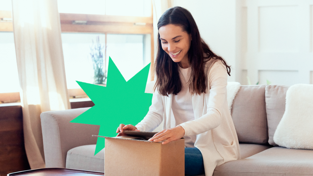 mulher olhando celular e vendendo na riachuelo marketplace