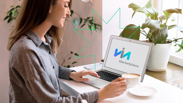 Mulher trabalhando para aumentar as vendas via marketplace