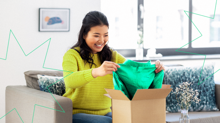 Mulher segurando produto para vender no ecommerce