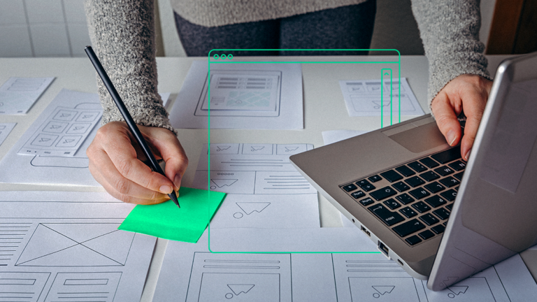 Empreendedor montando um site