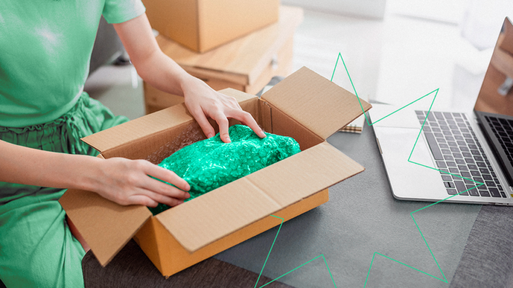 Pessoa embalando um produto