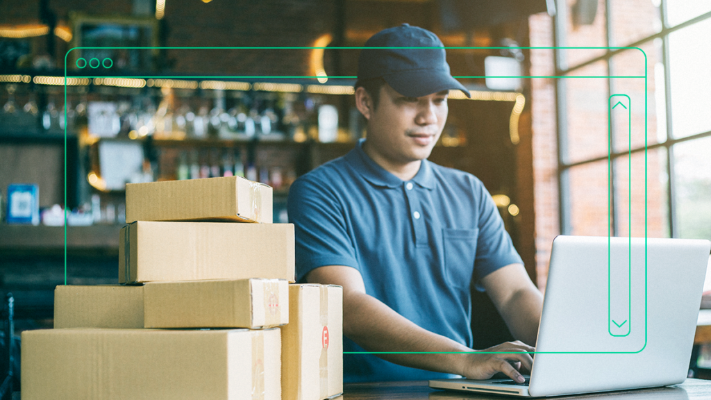 homem faz a gestão do estoque com erp