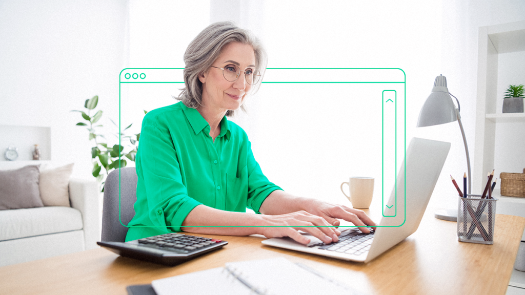 Empreendedora sorrindo enquanto preenche uma proposta comercial em seu notebook