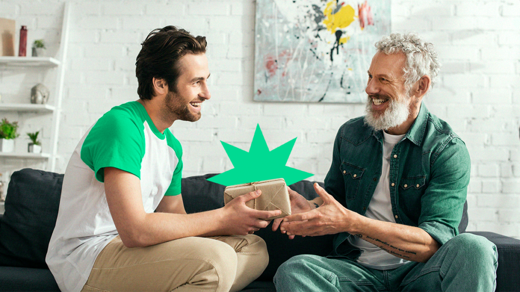 Filho presenteando o pai no Dia dos Pais