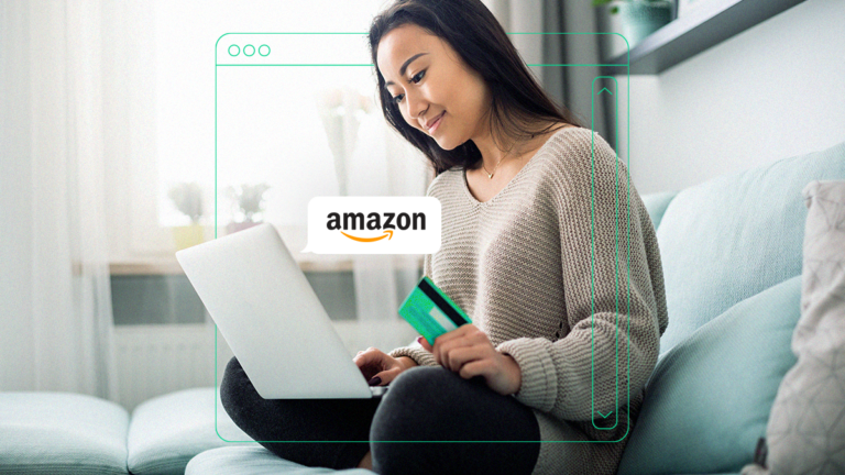 MUlher pesquisando sobre promoção recompensas Amazon