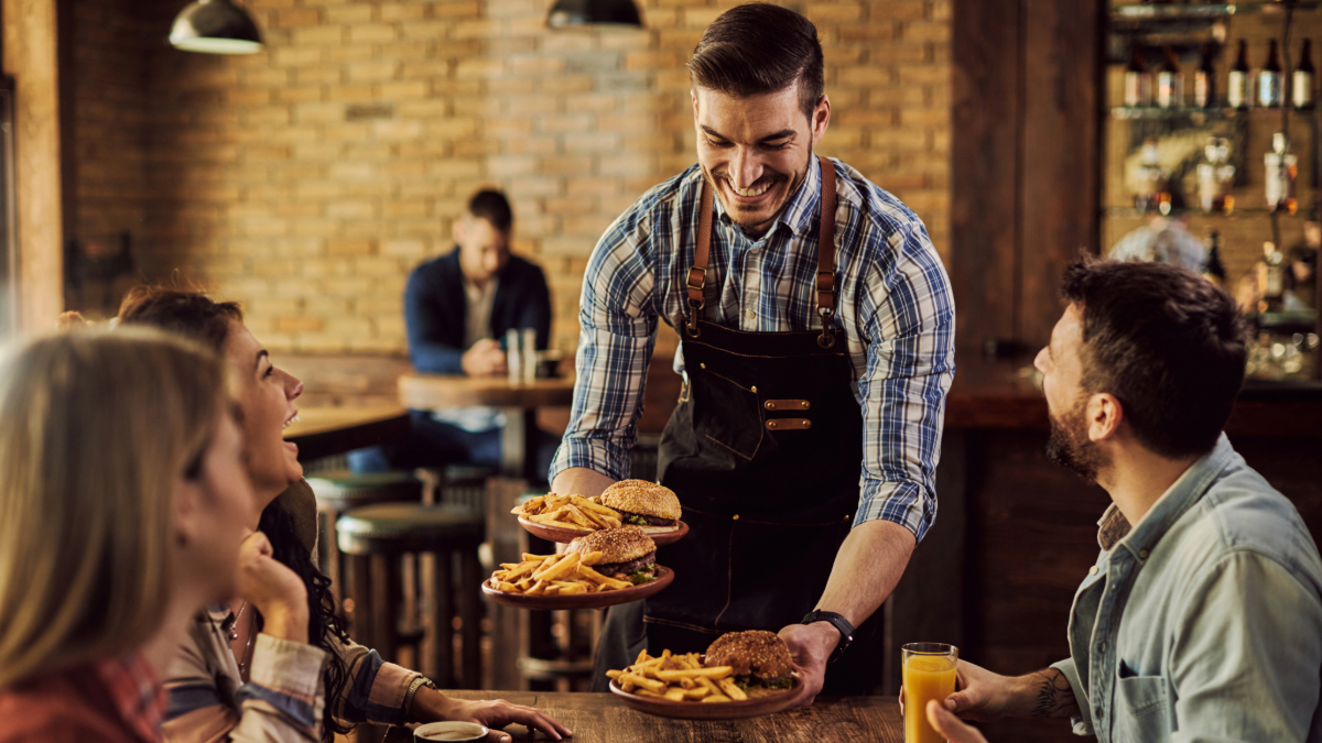 Como atrair clientes para restaurante: táticas que funcionam