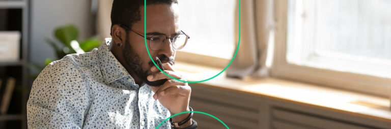 Homem olhando concentrado para algo fora do enquadramento da imagem, refletindo sobre o melhor canal de venda