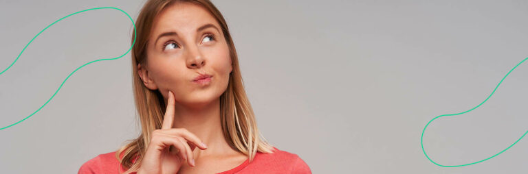 Empreendedora com expressão de dúvida, tentando entender como funciona o catálogo do Facebook