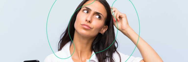 Empreendedora coçando a cabeça em confusão, sem saber se a Nuvemshop é bom