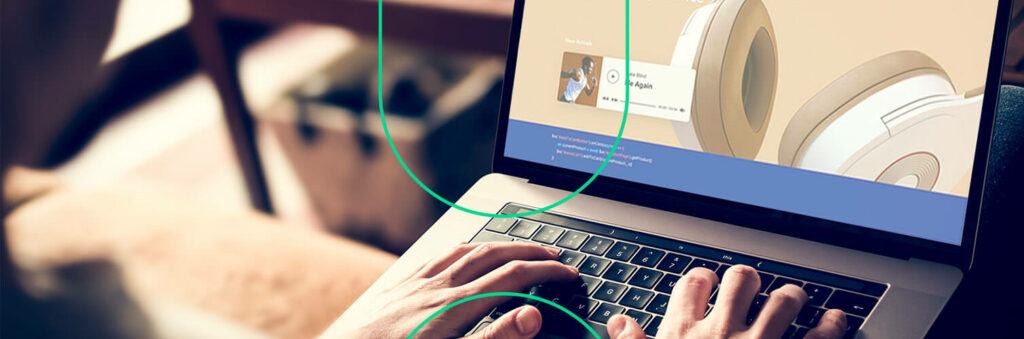 Pessoa digitando em um notebook, configurando sua loja na plataforma Wix
